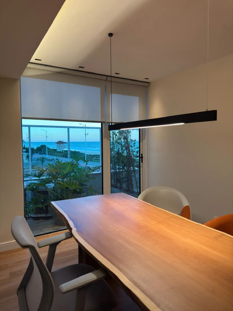 Sala de reunião com vista para o mar