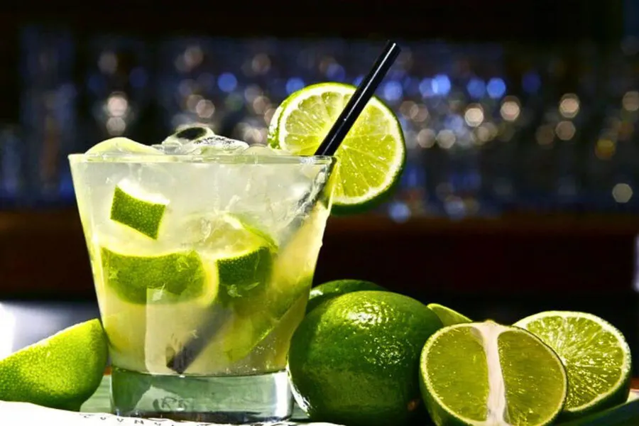 Caipirinha de limão no balcão